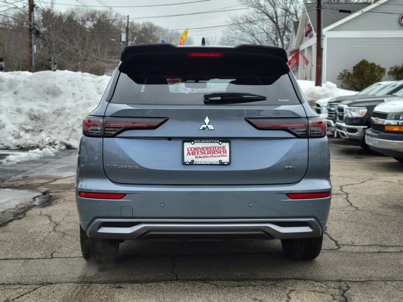 Mitsubishi Outlander Vehicle Full-screen Gallery Image 05