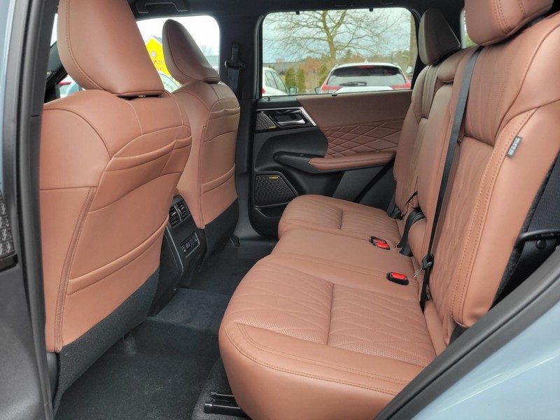 Mitsubishi Outlander Vehicle Full-screen Gallery Image 15