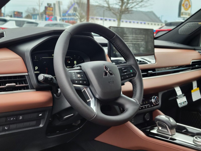 Mitsubishi Outlander Vehicle Full-screen Gallery Image 17