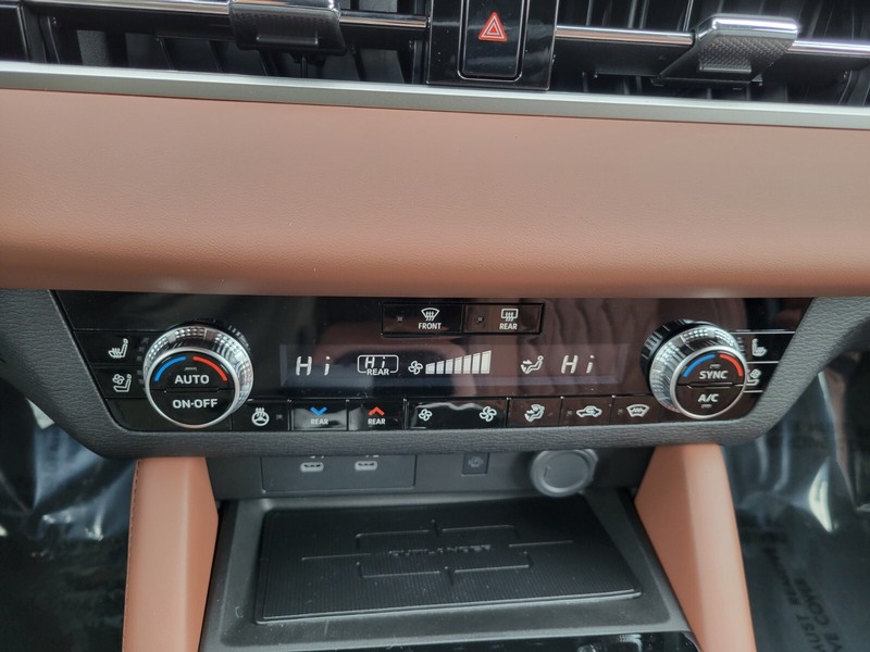 Mitsubishi Outlander Vehicle Full-screen Gallery Image 21