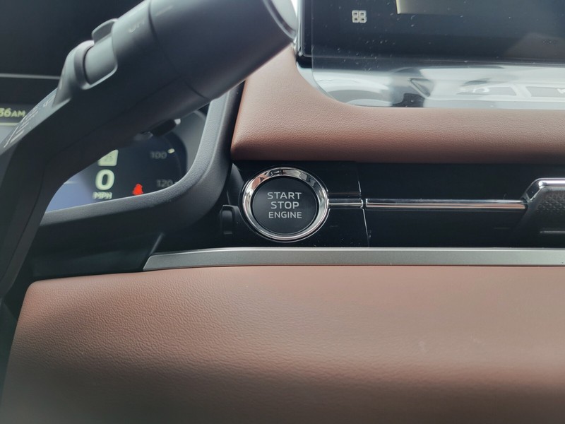 Mitsubishi Outlander Vehicle Full-screen Gallery Image 23