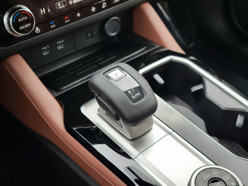 Mitsubishi Outlander Vehicle Full-screen Gallery Image 24