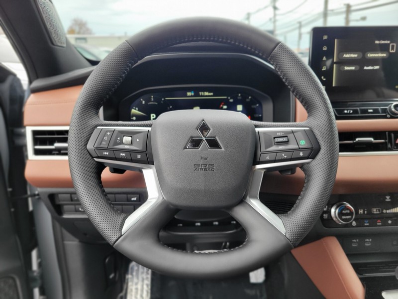 Mitsubishi Outlander Vehicle Full-screen Gallery Image 25