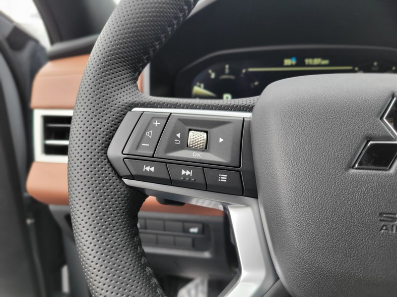 Mitsubishi Outlander Vehicle Full-screen Gallery Image 26