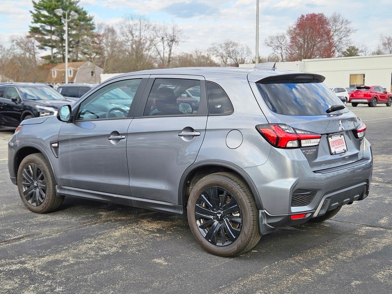 Mitsubishi Outlander Sport Vehicle Full-screen Gallery Image 03