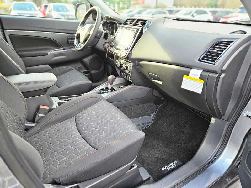 Mitsubishi Outlander Sport Vehicle Full-screen Gallery Image 09
