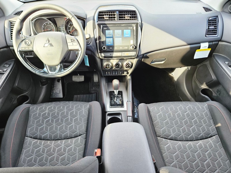 Mitsubishi Outlander Sport Vehicle Full-screen Gallery Image 10