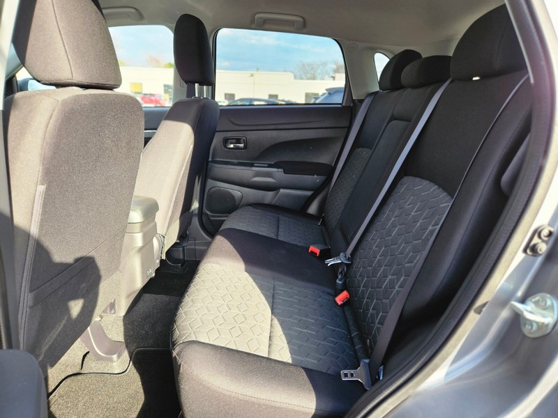 Mitsubishi Outlander Sport Vehicle Full-screen Gallery Image 11