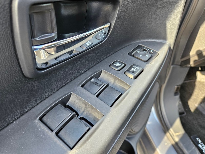Mitsubishi Outlander Sport Vehicle Full-screen Gallery Image 12