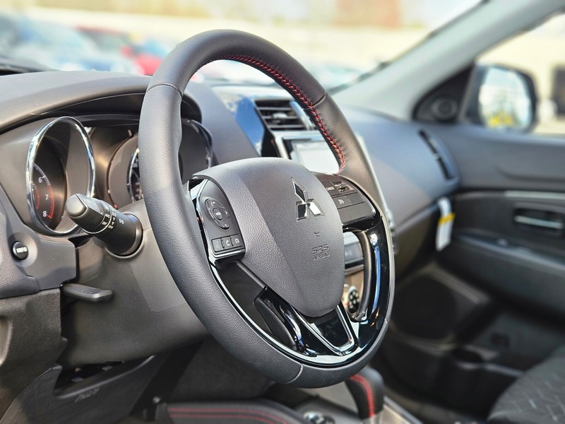 Mitsubishi Outlander Sport Vehicle Full-screen Gallery Image 13