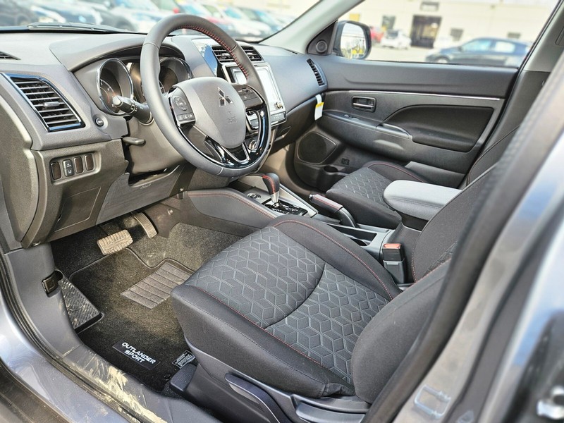 Mitsubishi Outlander Sport Vehicle Full-screen Gallery Image 14