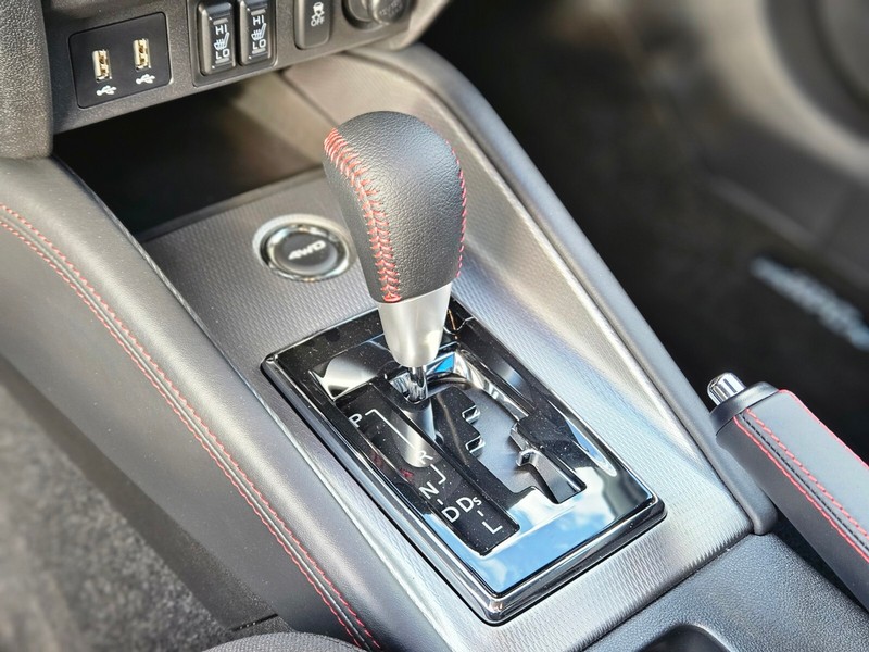Mitsubishi Outlander Sport Vehicle Full-screen Gallery Image 19