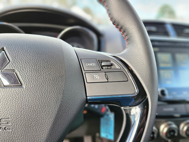Mitsubishi Outlander Sport Vehicle Full-screen Gallery Image 22