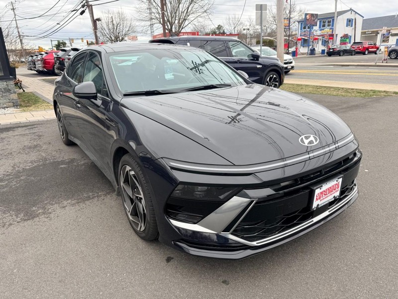 Hyundai Sonata Vehicle Full-screen Gallery Image 02