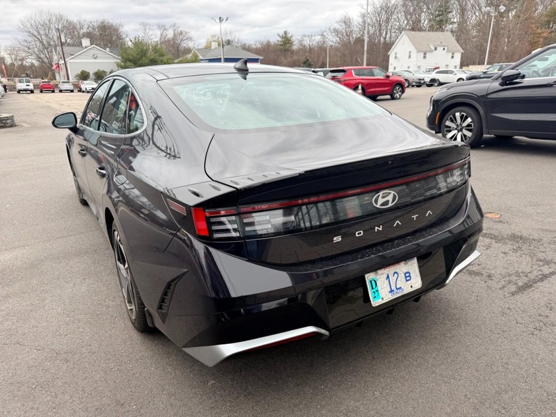 Hyundai Sonata Vehicle Full-screen Gallery Image 03