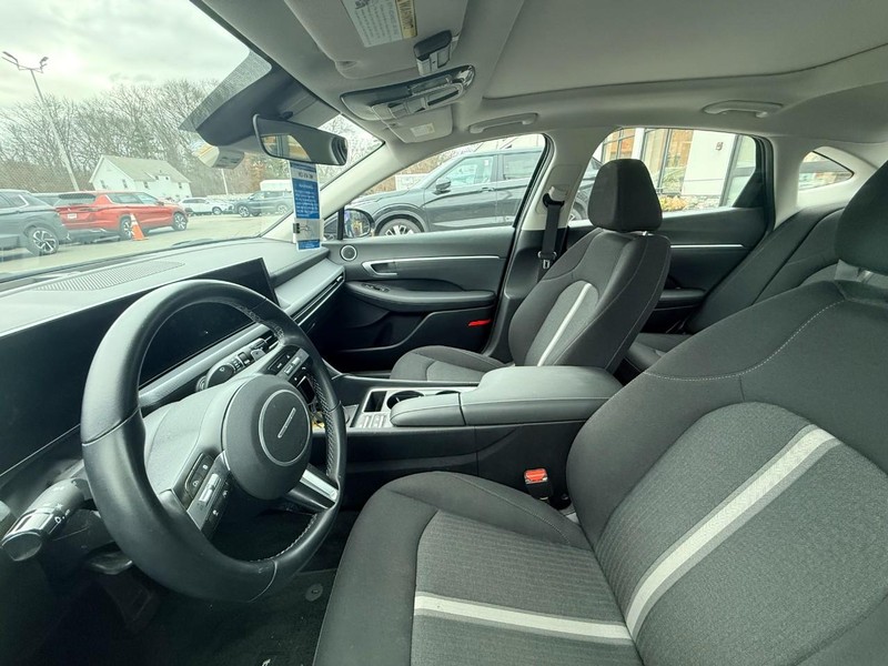 Hyundai Sonata Vehicle Full-screen Gallery Image 04