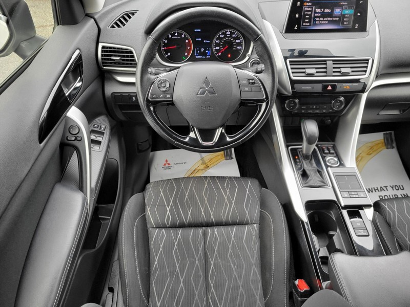 Mitsubishi Eclipse Cross Vehicle Full-screen Gallery Image 11