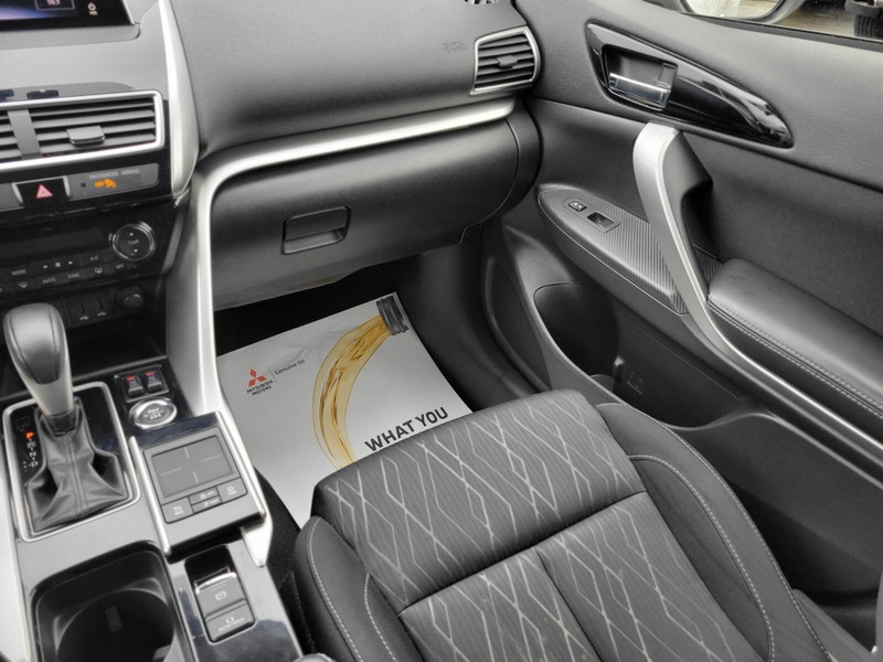 Mitsubishi Eclipse Cross Vehicle Full-screen Gallery Image 13