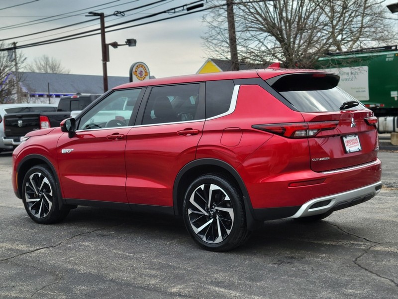 Mitsubishi Outlander PHEV Vehicle Full-screen Gallery Image 03