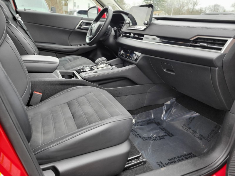 Mitsubishi Outlander PHEV Vehicle Full-screen Gallery Image 11