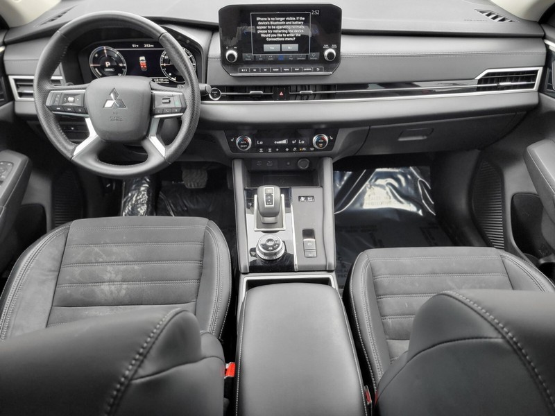 Mitsubishi Outlander PHEV Vehicle Full-screen Gallery Image 12