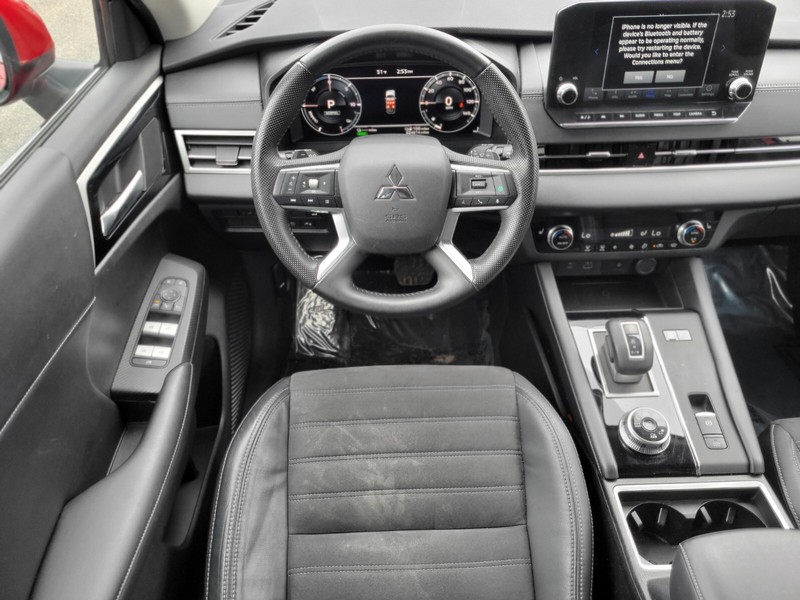 Mitsubishi Outlander PHEV Vehicle Full-screen Gallery Image 13