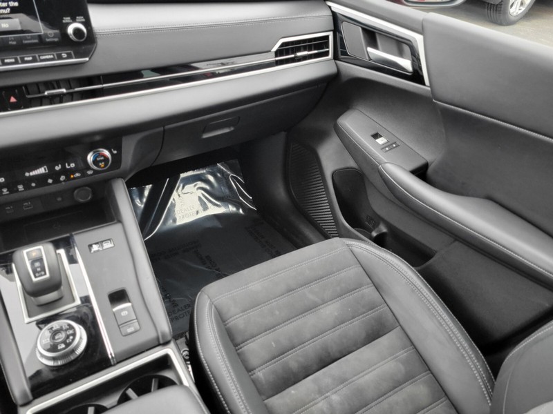 Mitsubishi Outlander PHEV Vehicle Full-screen Gallery Image 15