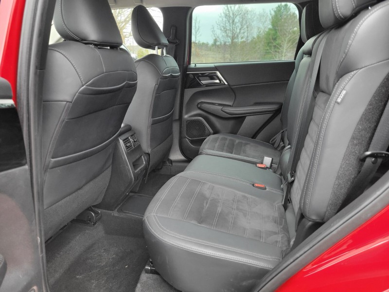 Mitsubishi Outlander PHEV Vehicle Full-screen Gallery Image 16