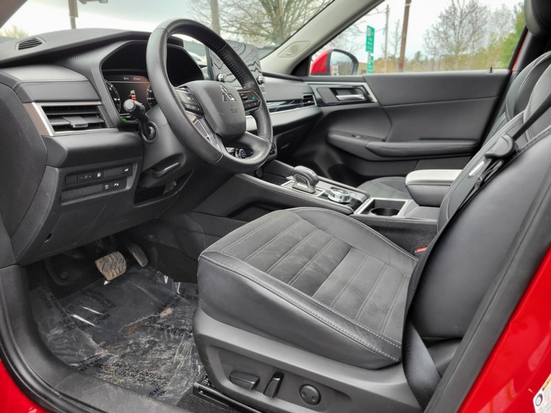 Mitsubishi Outlander PHEV Vehicle Full-screen Gallery Image 17