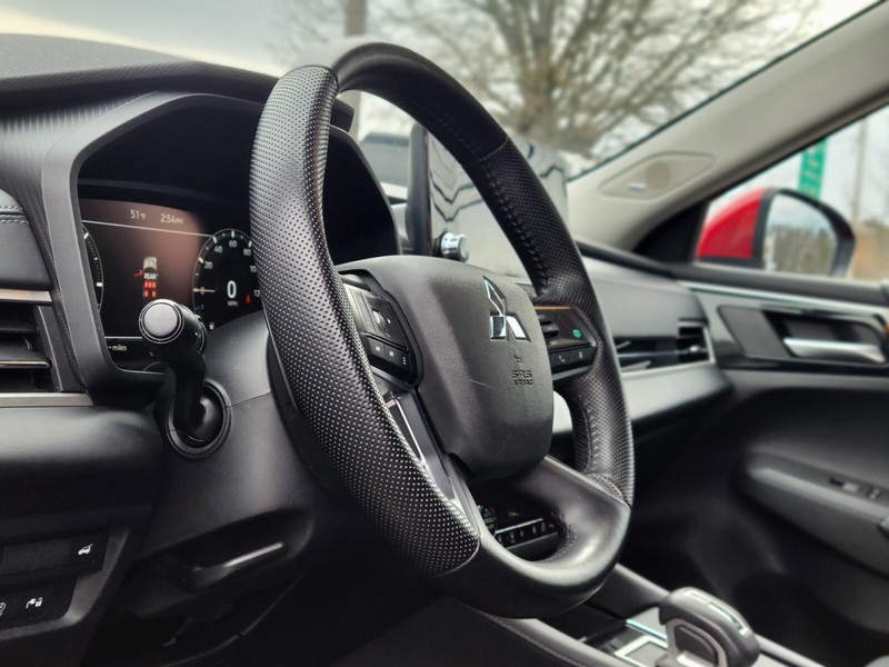 Mitsubishi Outlander PHEV Vehicle Full-screen Gallery Image 18