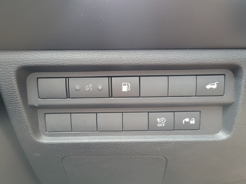 Mitsubishi Outlander PHEV Vehicle Full-screen Gallery Image 23