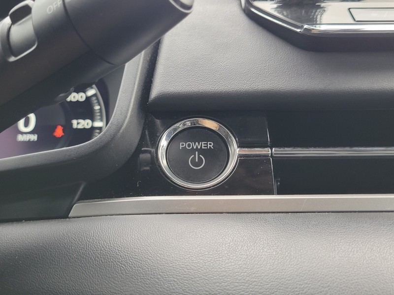 Mitsubishi Outlander PHEV Vehicle Full-screen Gallery Image 24