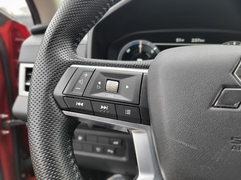 Mitsubishi Outlander PHEV Vehicle Full-screen Gallery Image 28