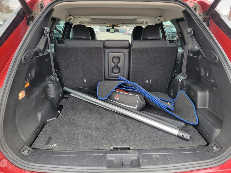 Mitsubishi Outlander PHEV Vehicle Full-screen Gallery Image 30