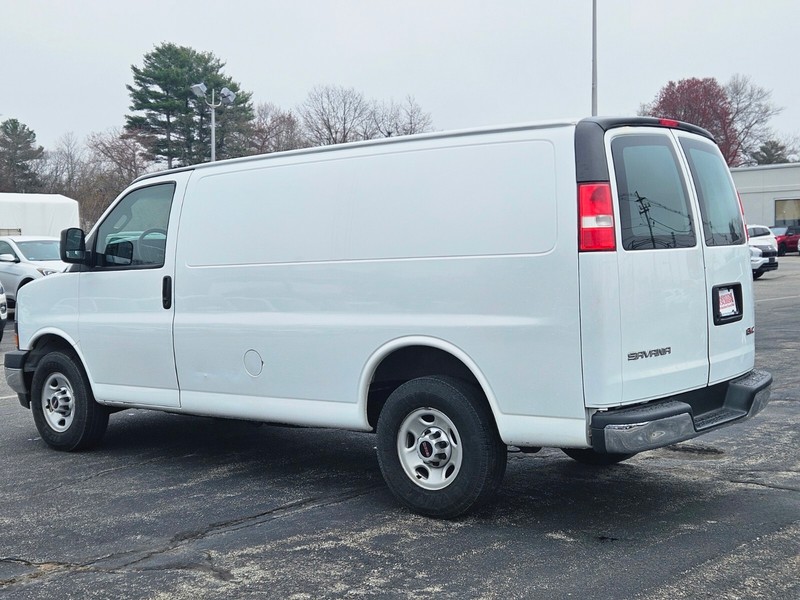 GMC Savana Cargo Van Vehicle Full-screen Gallery Image 03