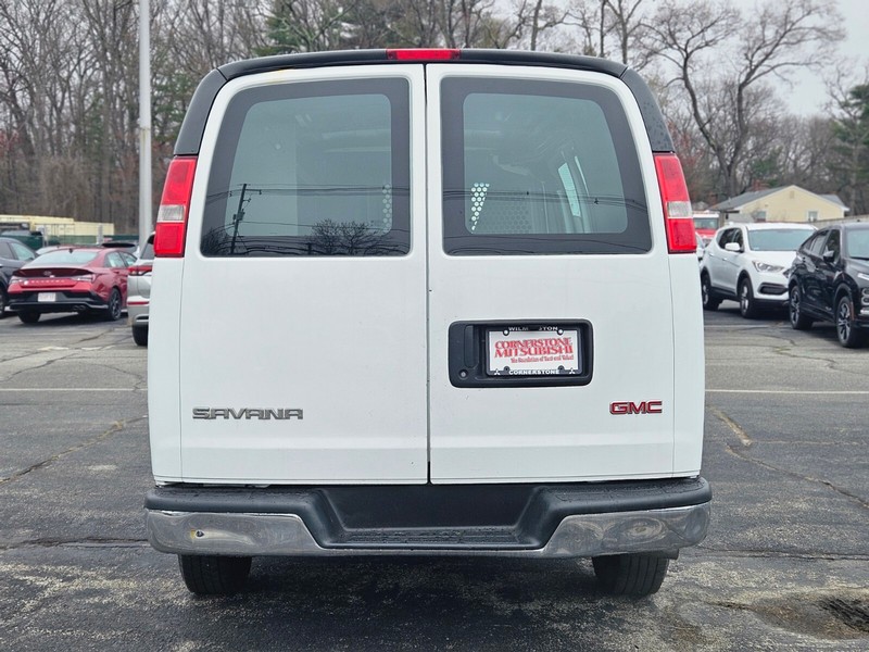 GMC Savana Cargo Van Vehicle Full-screen Gallery Image 04