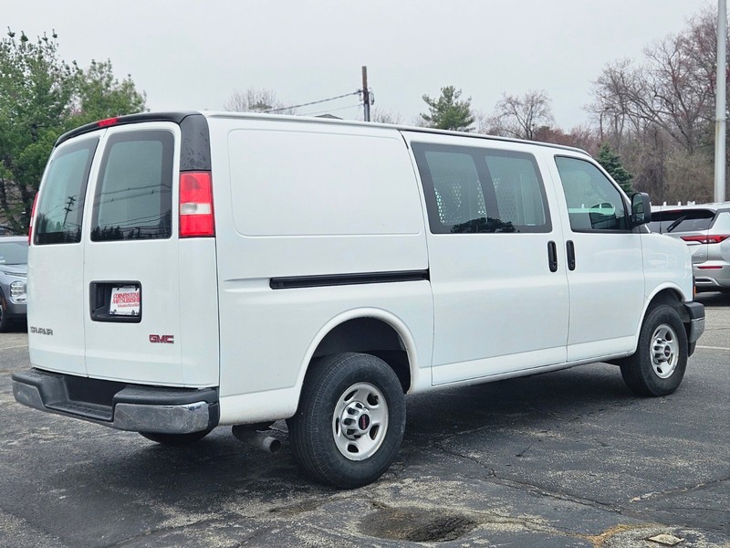 GMC Savana Cargo Van Vehicle Full-screen Gallery Image 05