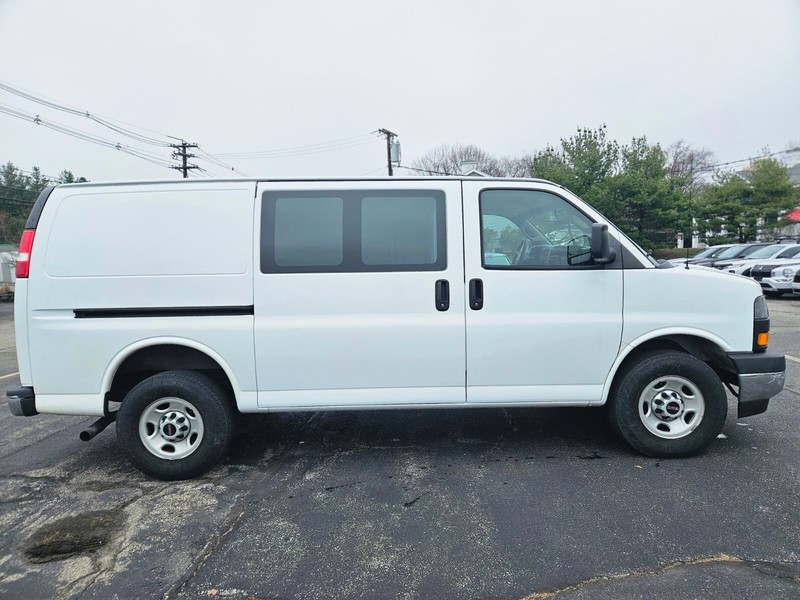 GMC Savana Cargo Van Vehicle Full-screen Gallery Image 06