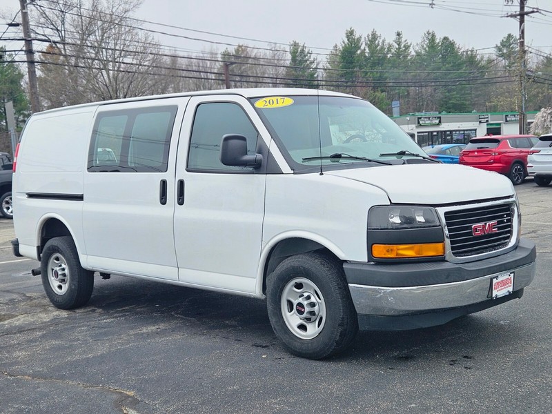 GMC Savana Cargo Van Vehicle Full-screen Gallery Image 07