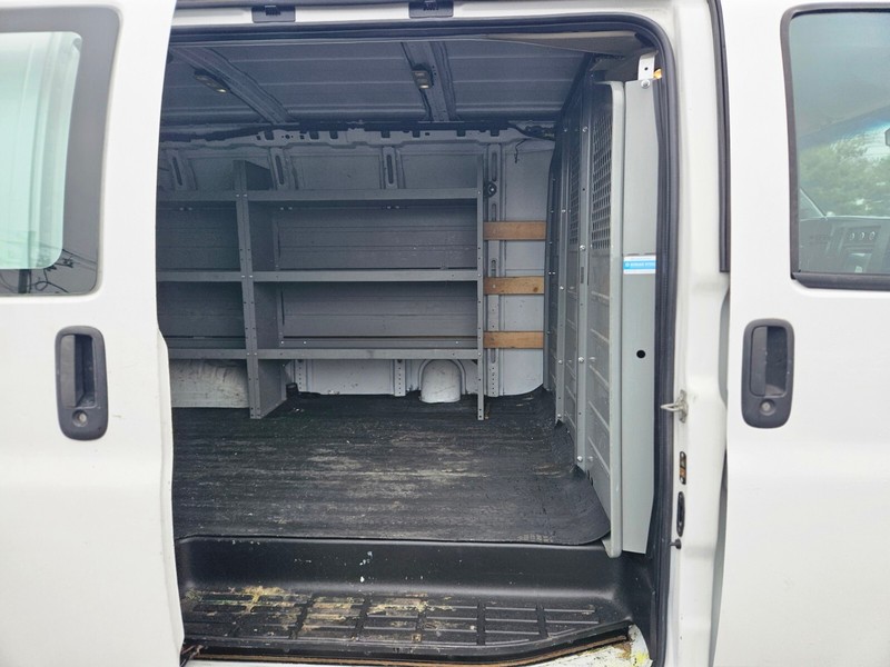 GMC Savana Cargo Van Vehicle Full-screen Gallery Image 10