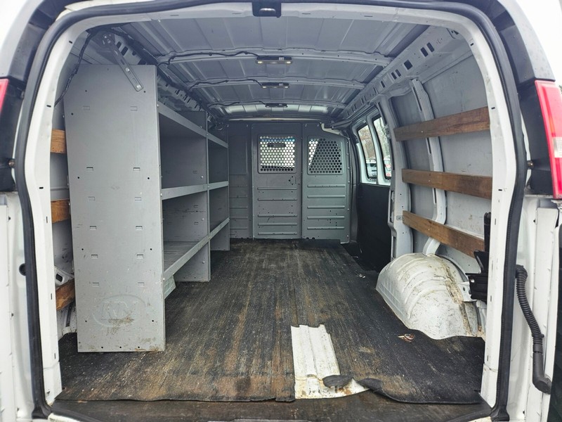 GMC Savana Cargo Van Vehicle Full-screen Gallery Image 12