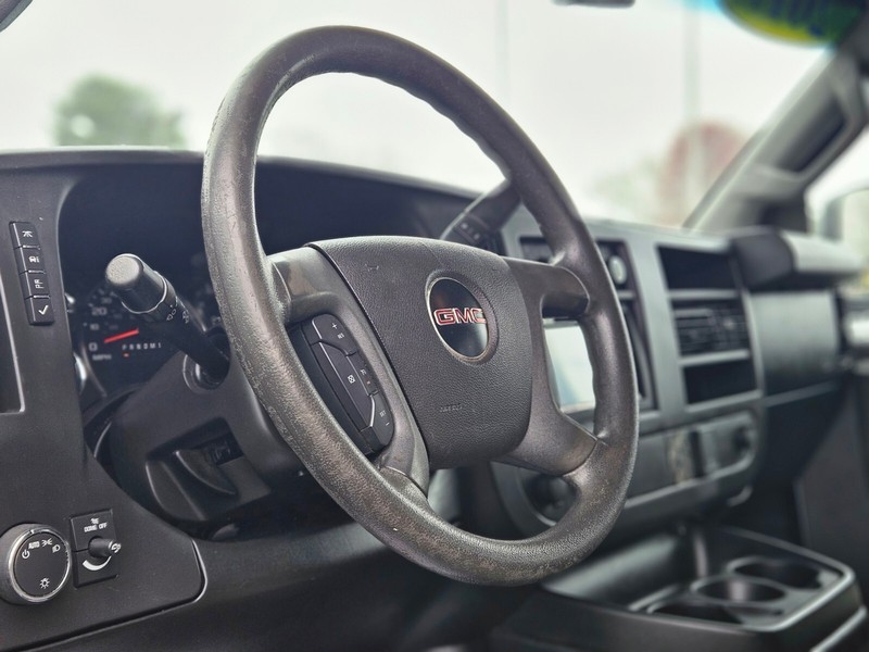 GMC Savana Cargo Van Vehicle Full-screen Gallery Image 13