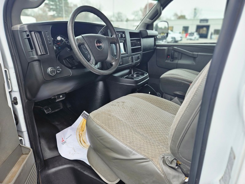 GMC Savana Cargo Van Vehicle Full-screen Gallery Image 14