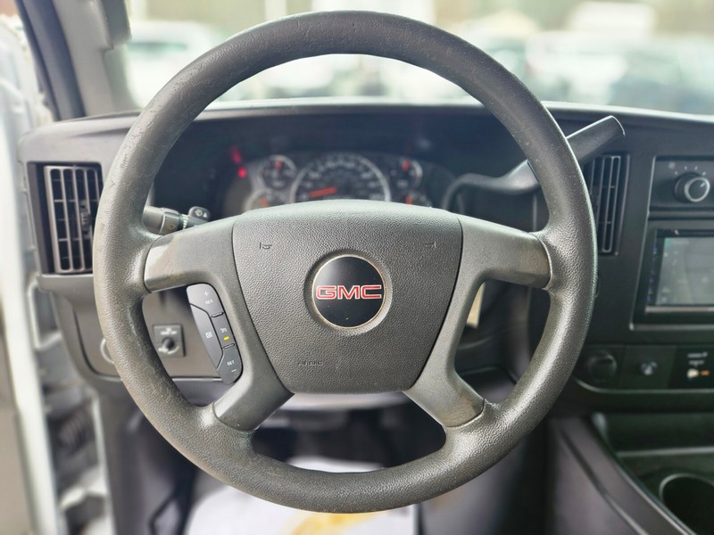 GMC Savana Cargo Van Vehicle Full-screen Gallery Image 20