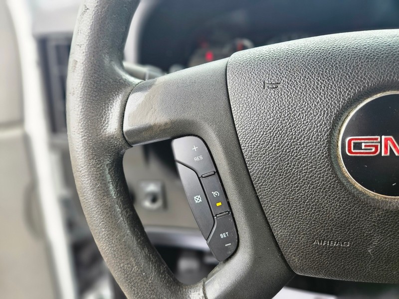 GMC Savana Cargo Van Vehicle Full-screen Gallery Image 21