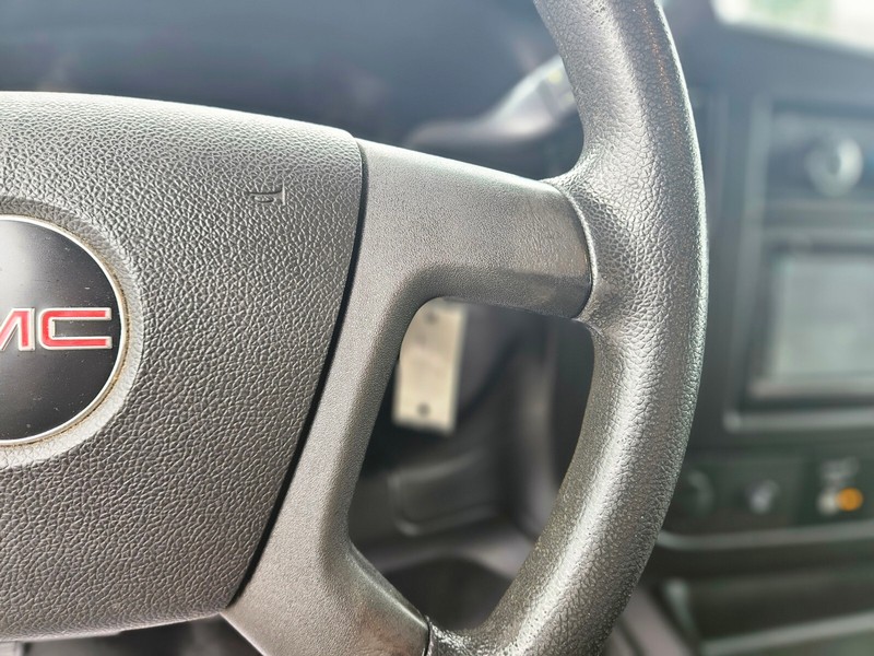 GMC Savana Cargo Van Vehicle Full-screen Gallery Image 22