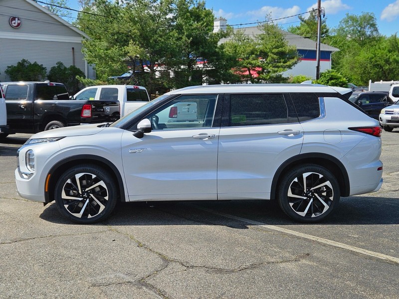 Mitsubishi Outlander PHEV Vehicle Full-screen Gallery Image 02