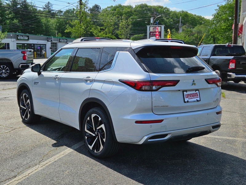 Mitsubishi Outlander PHEV Vehicle Full-screen Gallery Image 03