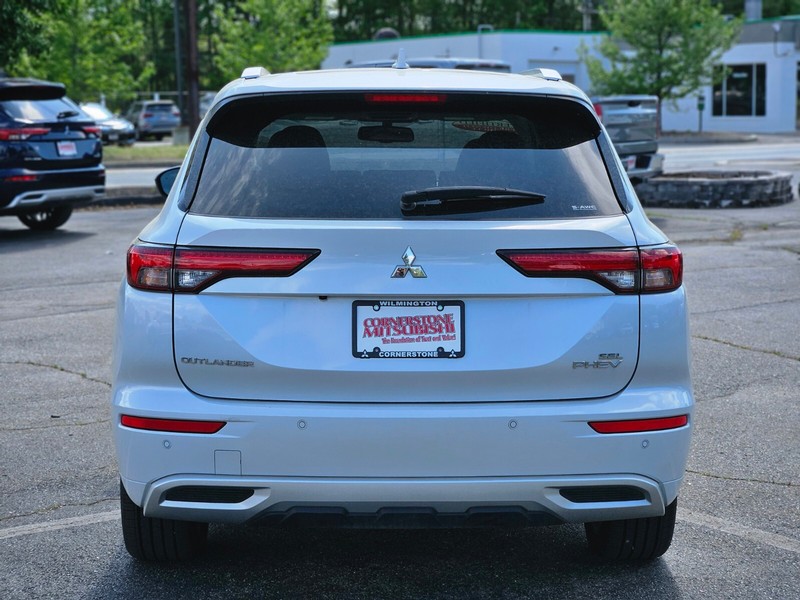 Mitsubishi Outlander PHEV Vehicle Full-screen Gallery Image 04