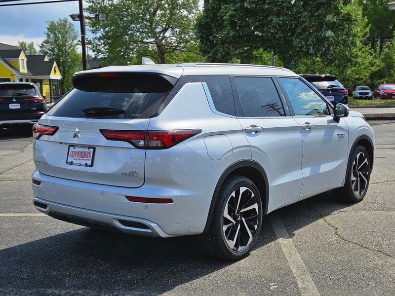 Mitsubishi Outlander PHEV Vehicle Full-screen Gallery Image 05